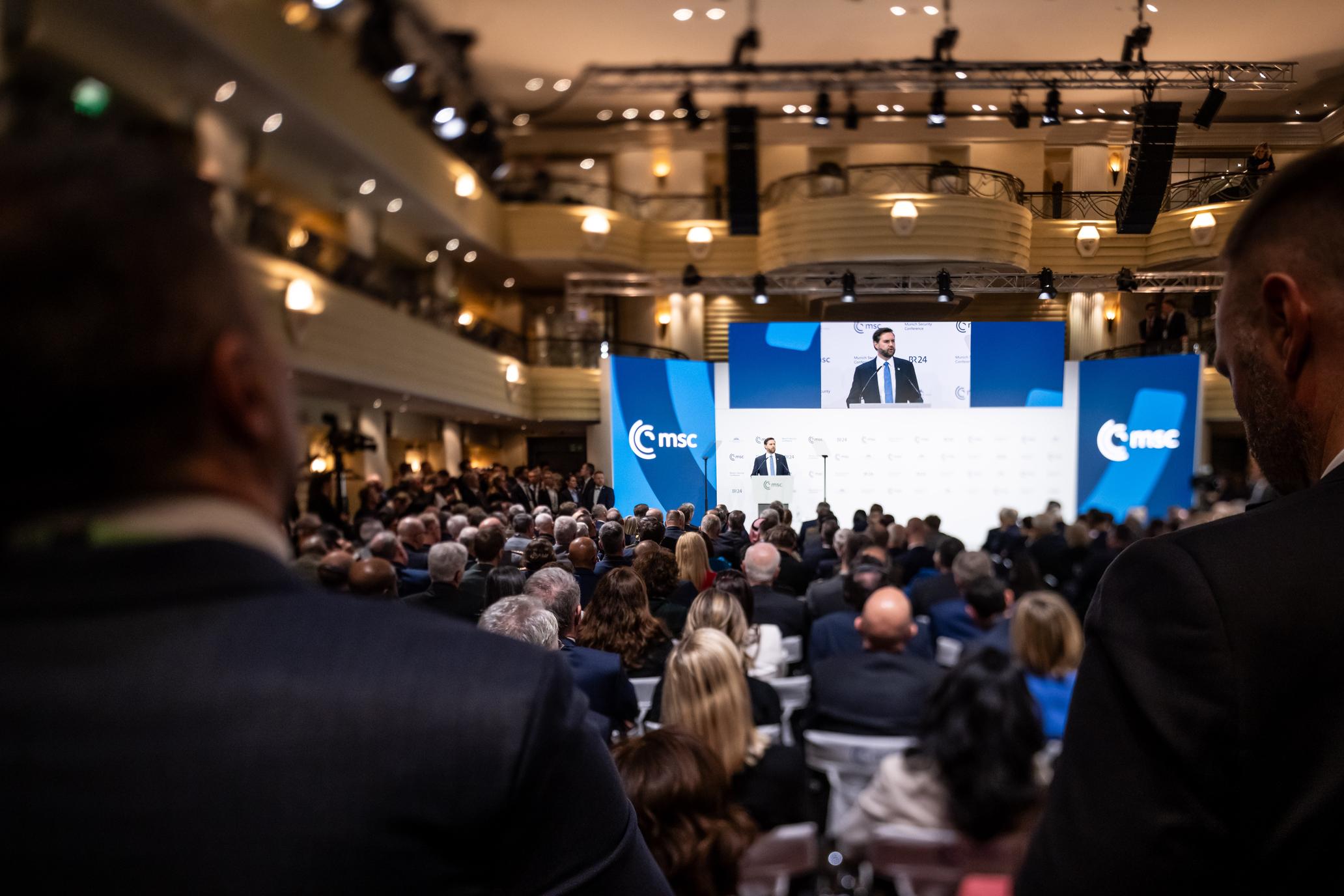 JD Vance spricht vor einem großen Publikum auf der Münchner Sicherheitskonferenz über Europa.