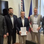 Tschechien: Vertragsunterzeichnung zur vertieften Partnerschaft, v.l.n.r.: Marek Hajn, CIS Division Director; Libor Tomolya, Director of AFADMTI branch; Jiří KAŠPÁREK, Director of VTÚ; Benjamin Klug, Project Manager ADLER International; Andreas Schiel, Head of Business Area Combat. Foto: HENSOLDT AG
