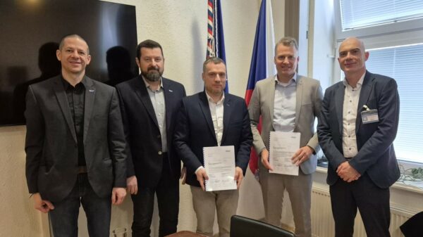Tschechien: Vertragsunterzeichnung zur vertieften Partnerschaft, v.l.n.r.: Marek Hajn, CIS Division Director; Libor Tomolya, Director of AFADMTI branch; Jiří KAŠPÁREK, Director of VTÚ; Benjamin Klug, Project Manager ADLER International; Andreas Schiel, Head of Business Area Combat. Foto: HENSOLDT AG