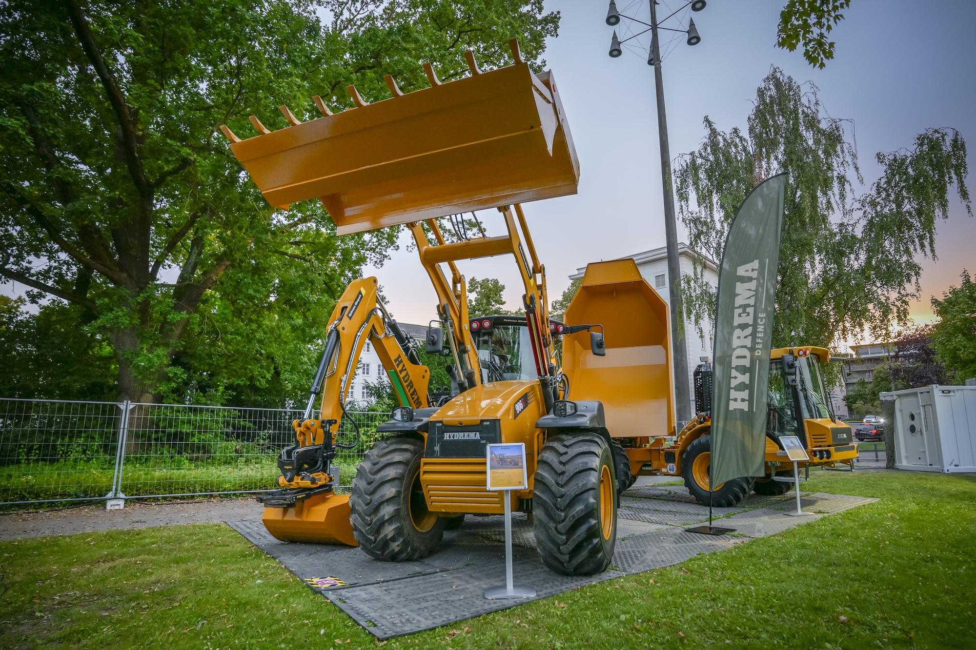 Auf dem Außengelände der Rü.Net in Koblenz sind die Fahrzeuge der Hydrema zu sehen.