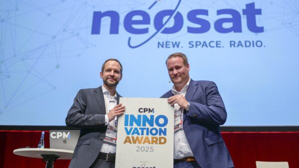 Der Geschäftsführer von NEOSAT, Kai-Uwe Storek (l.), nimmt die Auszeichnung Innovation Award von CPM-Geschäftsführer Tobias Ehlke entgegen.