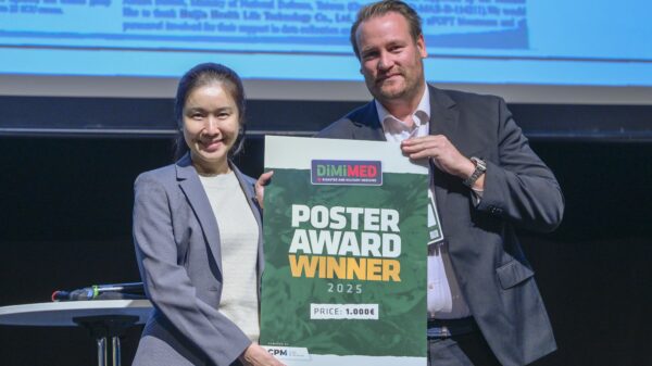 Chi-Jen Wu, Doktorandin und Direktorin der Pflegeabteilung im Armed Forces General Hospital von Kaohsiung in Taiwan, erhielt auf der DiMiMED 2025 den PosterAward von Tobias Ehlke, Inhaber der CPM Verlag GmbH.