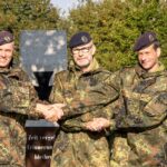 Kommandeur des Ausbildungszentrums CIR, Oberst Kai Heß übergb die Leitung der CIR-"Truppenschule" von Kapitän zur See Udo Michel (l.) an Kapitän zur See Dr. Dr. Robert Koch (r.)