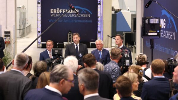 Eröffnung der neuen Munitionsfabrik von Rheinmetall für 155 mm Artilleriemunition in Unterlüß (v. l. n.r.): Verteidigungsminister Boris Pistorius, Finanzminister Lars Klingbeil, Rheinmetall-Chef Armin Papperger und NATO-Generalsekretär Mark Rutte.