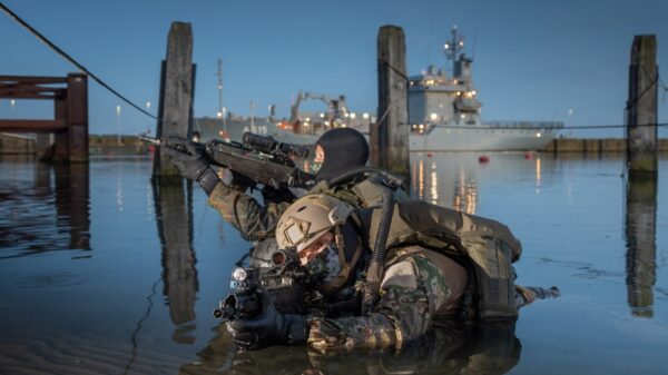 Kampfschwimmer (KSM) trainieren das Anladen während einer Übung im Hafenbereich am Stützpunkt Eckernförde.