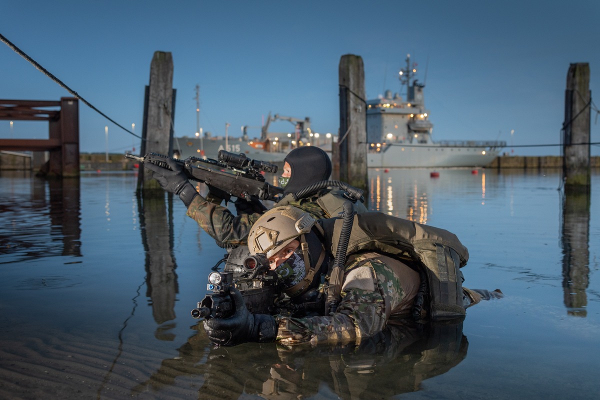 Kampfschwimmer (KSM) trainieren das Anladen während einer Übung im Hafenbereich am Stützpunkt Eckernförde.