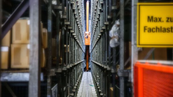 Kooperationen in der Logistik: Hochregallager stehen in einer Halle auf dem Gelände des Materiallagers Zeithain.