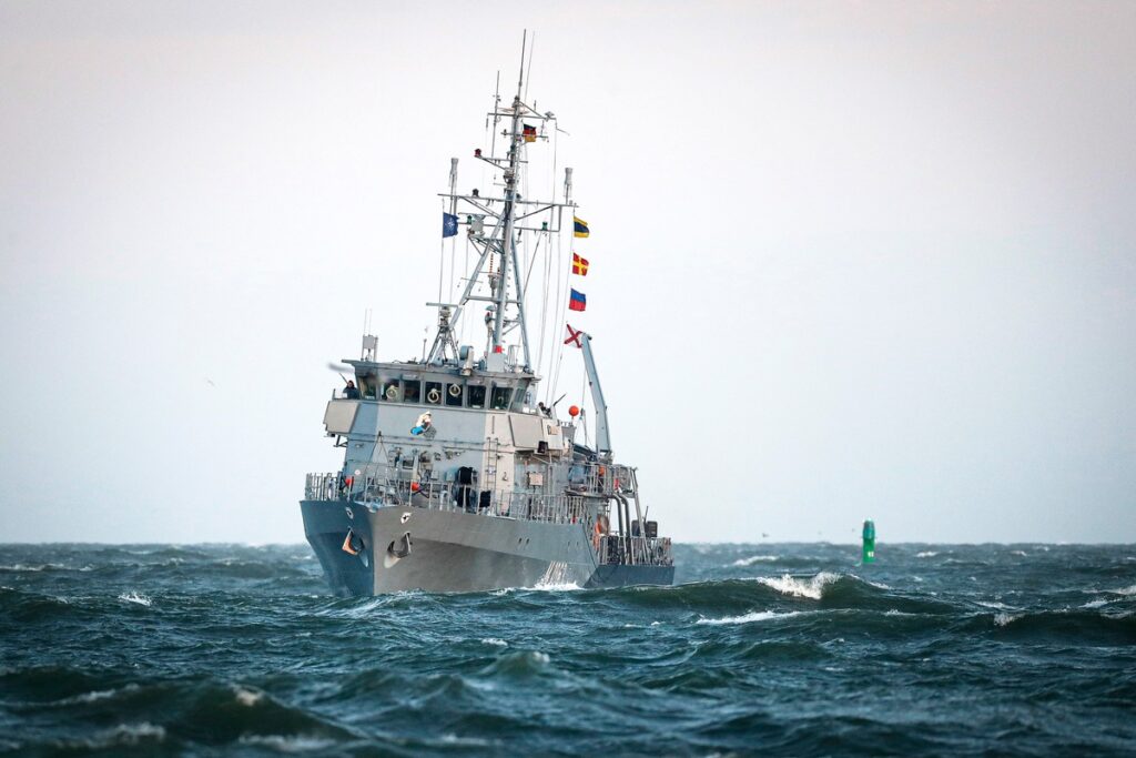 Das Minenjadgboot Bad Bevensen, teil des Ständigen Minenabwehrverbandes SNMCMG 1 (Standing NATO Mine Countermeasures Group 1), läuft in Warnemünde ein, am 28.01.2022.