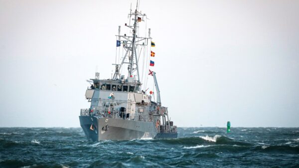 Das Minenjadgboot Bad Bevensen, teil des Ständigen Minenabwehrverbandes SNMCMG 1 (Standing NATO Mine Countermeasures Group 1), läuft in Warnemünde ein, am 28.01.2022.