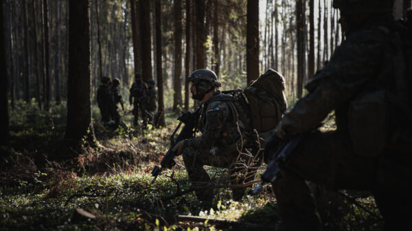 Das Heer bereitet sich auf den „Kampf heute Nacht“ vor: Luftlandekräfte nach dem Sprungeinsatz während einer Übung in Rukla, Litauen. Foto: Bundeswehr / Maximilian Schulz