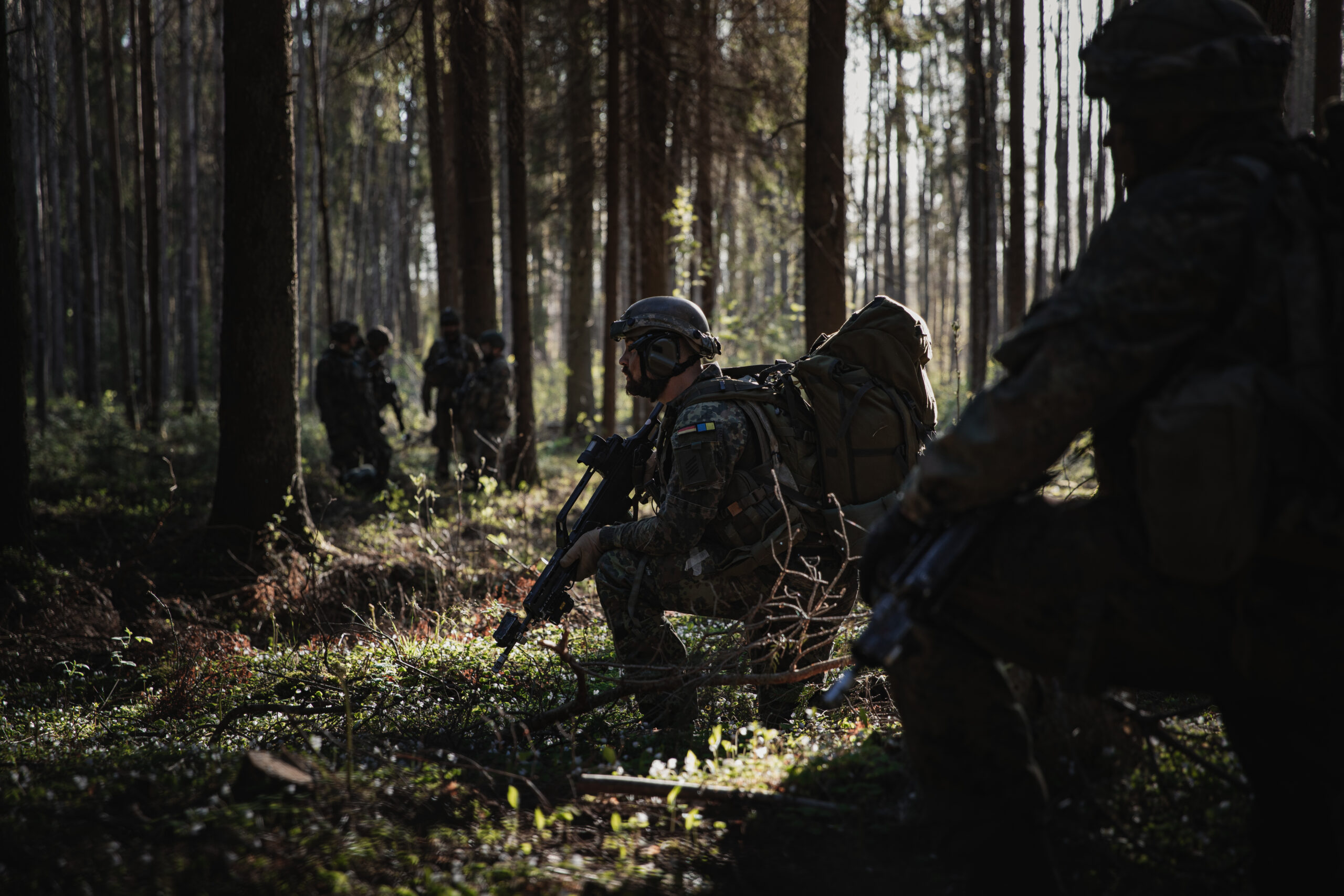 Das Heer bereitet sich auf den „Kampf heute Nacht“ vor: Luftlandekräfte nach dem Sprungeinsatz während einer Übung in Rukla, Litauen. Foto: Bundeswehr / Maximilian Schulz