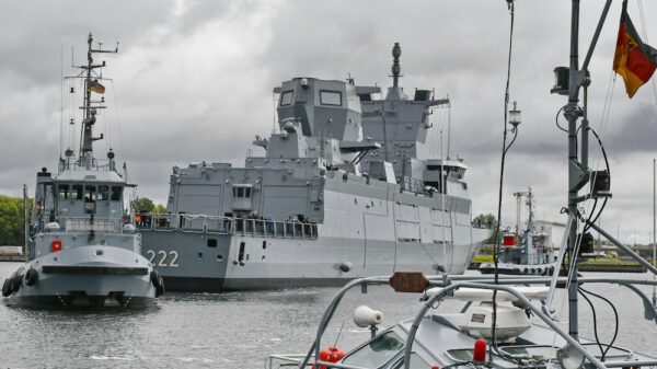 Die Fregatte F 222 BADEN-WÜRTTEMBERG läuft als erste F125 auf dem Weg in den Einsatz mit Schlepper- unterstützung in den Hafen des Marinearsenals ein in Wilhelmshaven. Foto: Bundeswehr / Susanne Krause-Weers