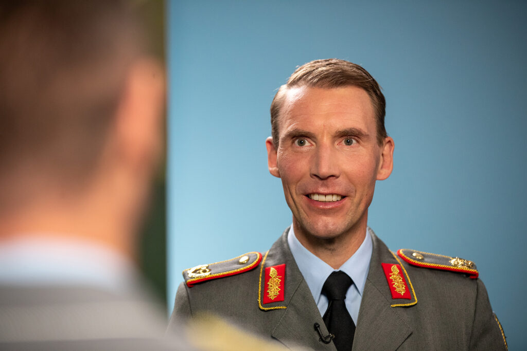 Brigadegeneral Christian Freuding, Leiter vom Lagezentrum Ukraine im BMVg und designierter Leiter des neuen Planungs- und Führungsstabes, hier bei einem Interview im Rahmen des Formates „Nachgefragt“ im BMVg in Berlin, am 14.09.2022.