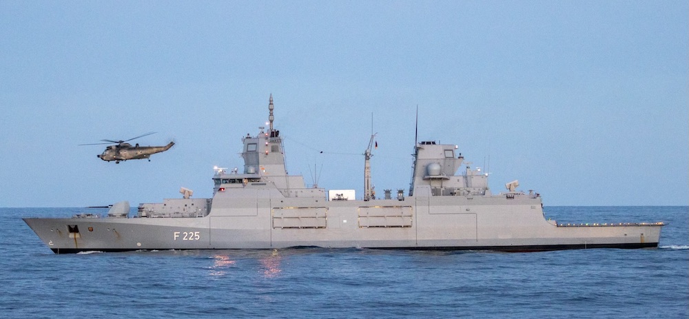 DerMarinehubschrauberSEAKINGfliegtdie Fregatte F 225 RHEINLAND-PFALZ zum Material-/ Personaltausch an während der Übung Heimdall 2022 im Nordmeer vor der Küste von Norwegen. Foto: Bundeswehr / Alessandro Vollborth