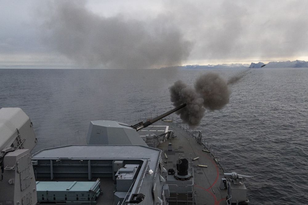 Die Fregatte F 225 RHEINLAND-PFALZ schießt mit dem 127mm Geschütz der Large Caliber Gun (LCG) während der Übung Heimdall 2022 im Seegebiet vor der Insel Andøya in Norwegen. Foto: Bundeswehr / Leon Rodewald
