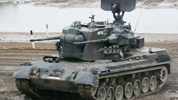 Einer der letzten Flugabwehrkanonenpanzer Gepard 1 A2 der Bundeswehr bei der Informationslehrübung Heer im Jahr 2010. In der Ukraine hat das Waffensystem eindrucksvoll seine Wirksamkeit bewiesen, während die Bundeswehr ihre Heeresflugabwehr aktuell erst wieder aufbauen und mit Systemen unterfüttern muss.