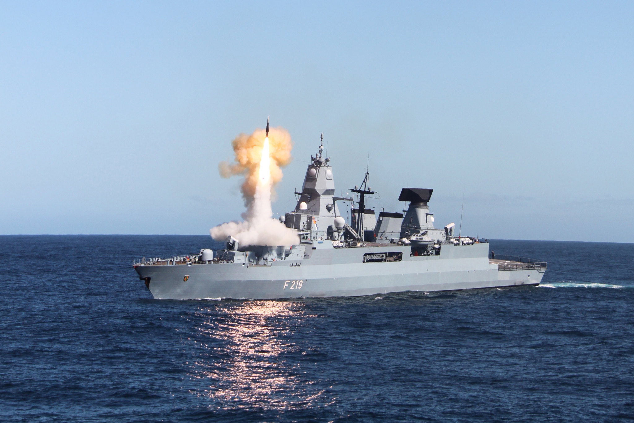 Die Fregatten der Klasse F127 sollen die in der Bundeswehr vorhandenen F124 (im Bild die SACHSEN) im Bereich der maritimen Luftverteidigung ablösen. Das entsprechende Vorhaben wird der Haushaltsausschuss des Deutschen Bundestages noch in diesem Jahr bewilligen.