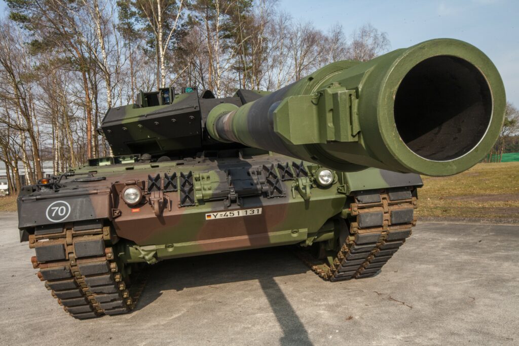 Generalleutnant Alfons Mais: Der neue Kampfpanzer LEOPARD 2 A7 des Panzerbataillons 203 in Augustdorf. Foto: Bundeswehr / Marco Dorow