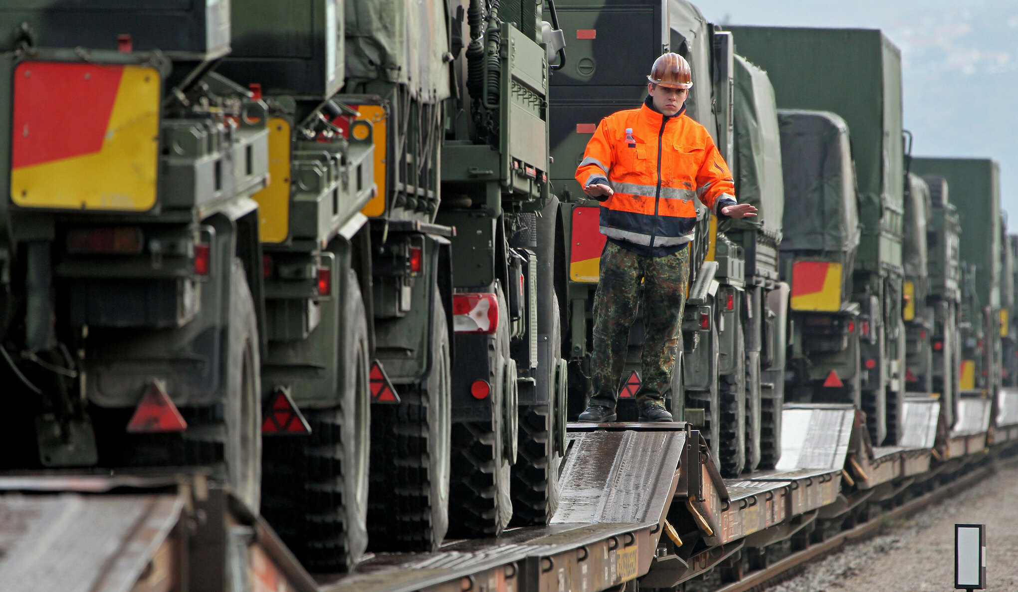 An der slowenischen Adriaküste schlagen Spezialisten der Hafenumschlagkompanie Fahr- zeuge und Container von See auf Schiene um. Foto: Bundeswehr / Sebastian Wilke