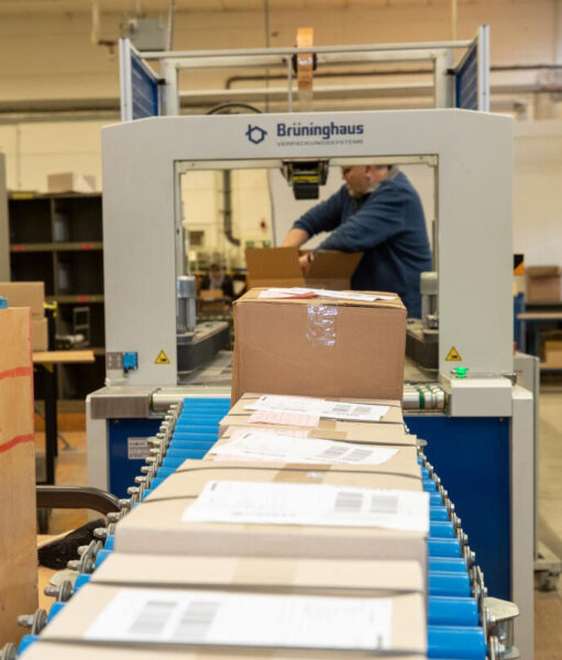 Eine Verpackungsanlage befindet sich im Versandgebäude beim Materiallager in Rheine, am 31.01.2023.