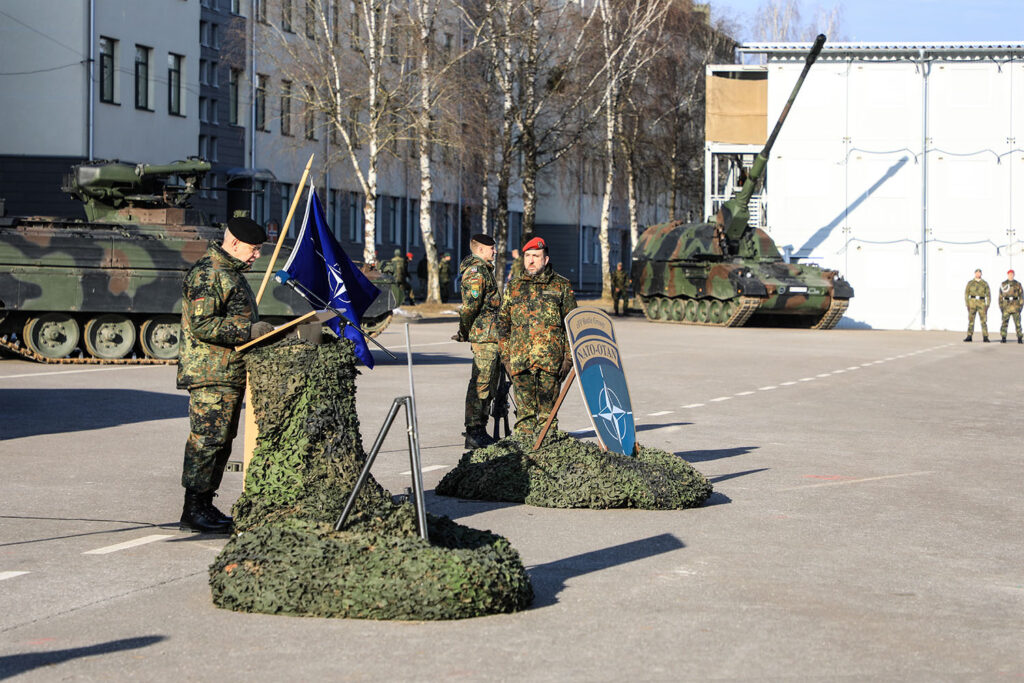 Generalleutnant Bernd Schütt, Befehlshaber des Einsatzführungskommandos der Bundeswehr, überträgt die Veranwortung über das deutsche Einsatzkontingent an Oberst Wolfgang Schmidt während der enhanced Forward Presence Battle Group in Rukla/Litauen. Foto: Bundeswehr / PAO EFP