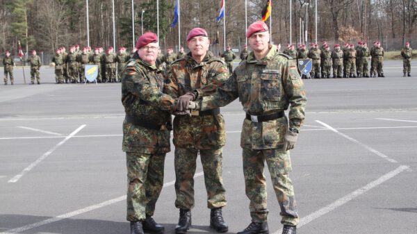 Generalmajor Dirk Faust (Mitte) überträgt das Kommando über seine Divisionstruppen von Oberst Andreas Steinhaus (rechts) an Brigadegeneral Ulrich Werner Ott (links).