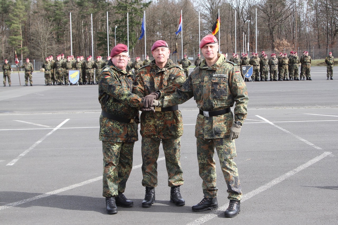 Generalmajor Dirk Faust (Mitte) überträgt das Kommando über seine Divisionstruppen von Oberst Andreas Steinhaus (rechts) an Brigadegeneral Ulrich Werner Ott (links).