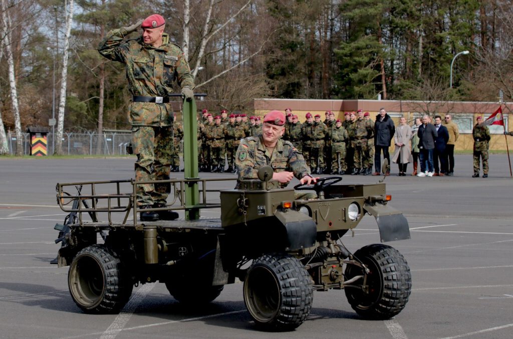Am Ende des Übergabeappells wurde der ehemalige Stellvertreter mit dem Kraftkarren, kurz „KraKa“, einem historischen Fahrzeug der Fallschirmjägertruppe, abgeholt.