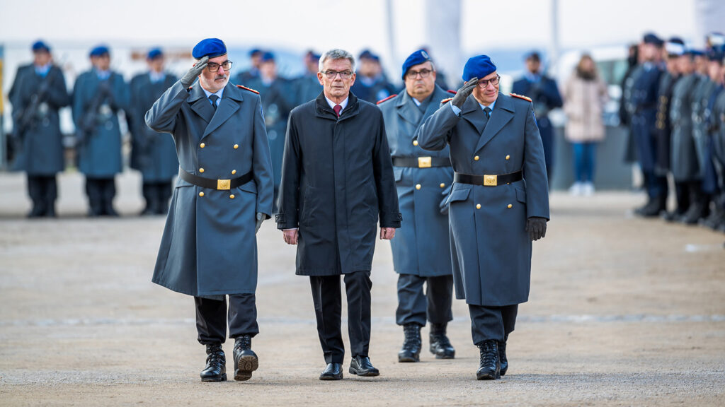 Abschreiten der Front während des Appells zur Übergabe der Dienstgeschäfte des Stellvertreters des Inspekteurs des Sanitätsdienstes der Bundeswehr und Kommandeur Gesundheitseinrichtungen, Generalstabsarzt Dr. Stephan Schoeps (rechts im Bild).