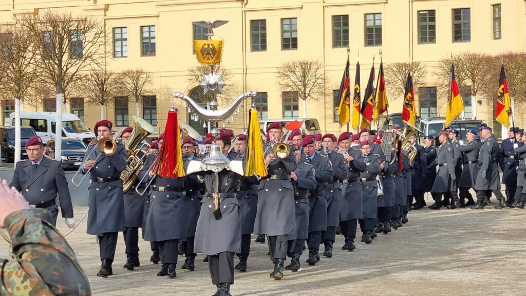 Einmarsch der Ehrenformation zur Übergabe.