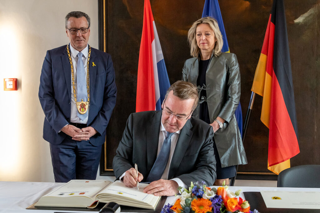 Auch Boris Pistorius trug sich ins Goldene Buch und Gästebuch der Stadt Veitshöchheim ein, am Standort der 10. Panzerdivision im Großverband des Deutschen Heeres der Bundeswehr, der die 13. Leichte Brigade aus Oirschot in den Niederlanden nun seit dem 30. März 2023 unterstellt ist.
