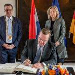 Auch Boris Pistorius trug sich ins Goldene Buch und Gästebuch der Stadt Veitshöchheim ein, am Standort der 10. Panzerdivision im Großverband des Deutschen Heeres der Bundeswehr, der die 13. Leichte Brigade aus Oirschot in den Niederlanden nun seit dem 30. März 2023 unterstellt ist.