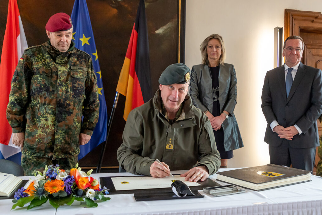 Generalleutnant Martin Wijnen, niederländischer Kommandeur der Landstreitkräfte (Mitte) und Generalleutnant Alfons Mais, Inspekteur des Deutschen Heeres (links) nahmen ebenfalls am Integrationsappell der 13. Niederländischen Brigade unter die deutsche 10. Panzerdivision und der anschließenden Eintragung in die Bücher der Stadt teil.