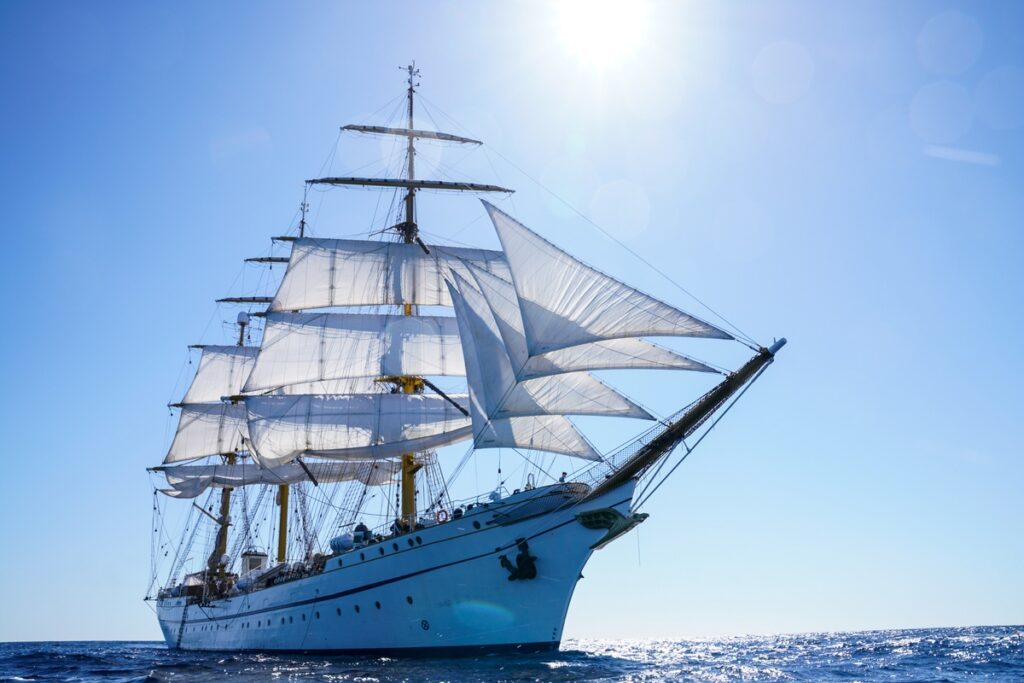 Das Segelschulschiff "Gorch Fock" fährt mit gesetzten Segeln während der 175. Auslandsausbildungsfahrt vor der spanischen Küste, am 11.08.2023.