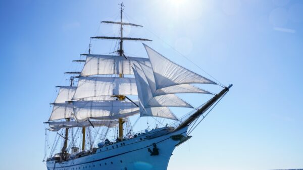 Das Segelschulschiff "Gorch Fock" fährt mit gesetzten Segeln während der 175. Auslandsausbildungsfahrt vor der spanischen Küste, am 11.08.2023.