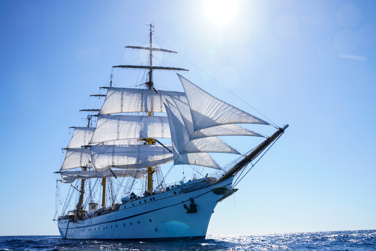 Das Segelschulschiff "Gorch Fock" fährt mit gesetzten Segeln während der 175. Auslandsausbildungsfahrt vor der spanischen Küste, am 11.08.2023.