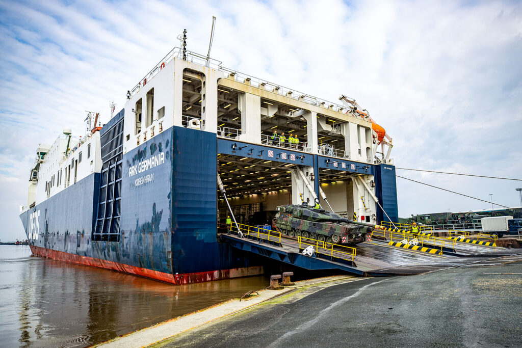 Kriegsgeschehens: Ein Kampfpanzer LEOPARD 2 A7V fährt über die Heckrampe an Bord des DFDS RoRo-Schiffs Arc Germania im Rahmen des Seetransports der schnellen Eingreiftruppe der NATO, der Very High Readiness Joint Task Force (VJTF), zur Übung Noble Jump 2023 im Hafen von Emden. Foto: Bundeswehr / Susanne Hähnel
