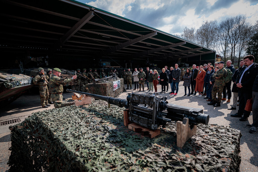 Statische Waffenschau auf dem Außengelände der Panzertruppenschule.