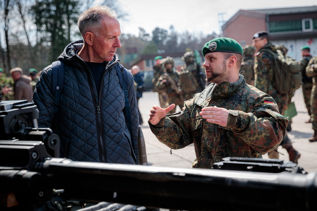 Jede einzelne Fähigkeit, über die eine Kampftruppenbrigade verfügt, wird den Abgeordneten (hier im Bild: Jens Lehmann, MdB für die CDU-Fraktion) gezeigt und am Beispiel erläutert.