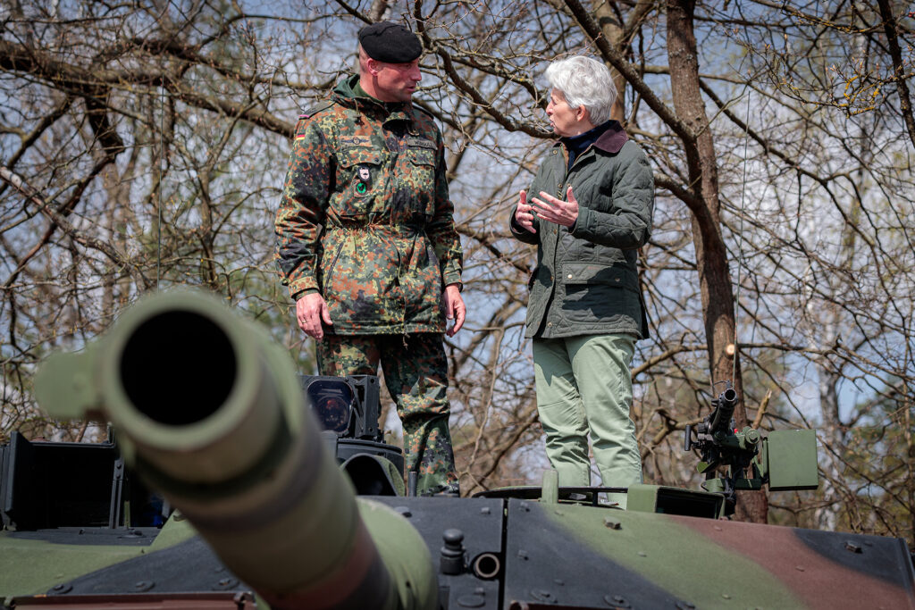 Den Politikern ist der persönliche Austausch mit den Soldaten besonders wichtig, hier die Ausschussvorsitzende Marie-Agnes Strack-Zimmermann im Gespräch.