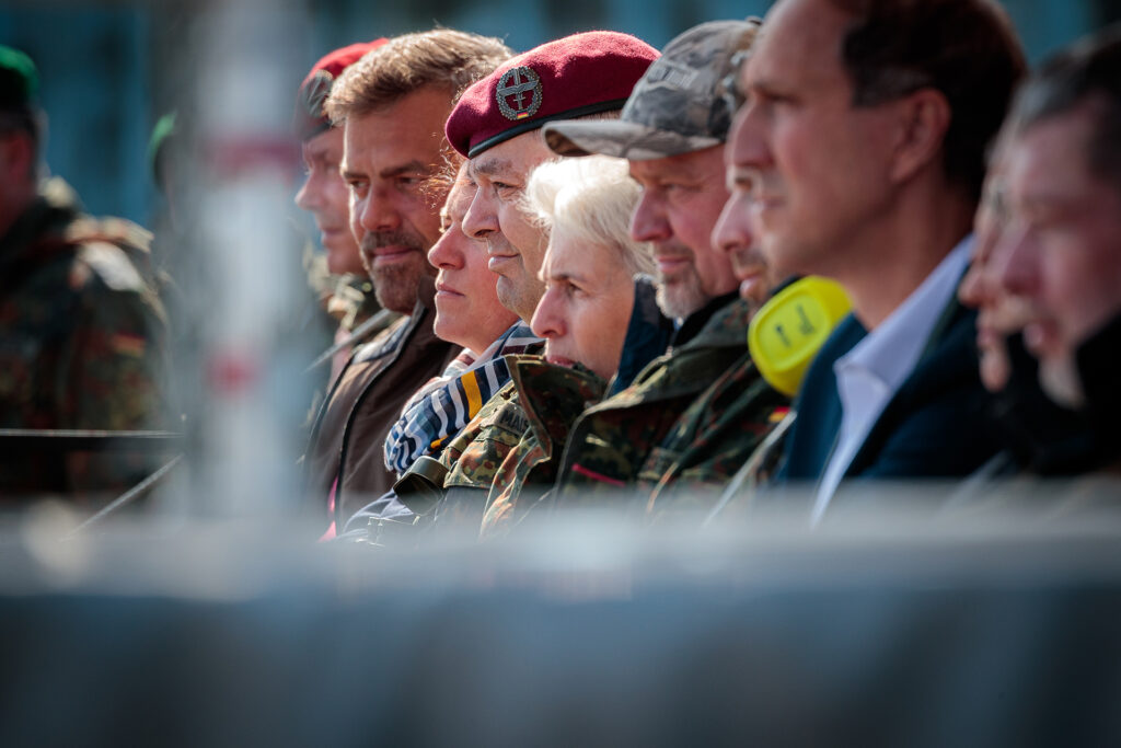 Die Besucher verfolgen aufmerksam das Gefechtsschießen auf dem Truppenübungsplatz Munster.