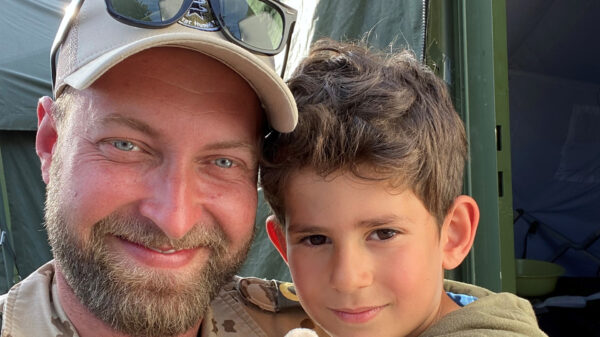 Initiator der Aktion, Hauptbootsmann Mathias W., freut sich über den Erfolg bei den Kindern.