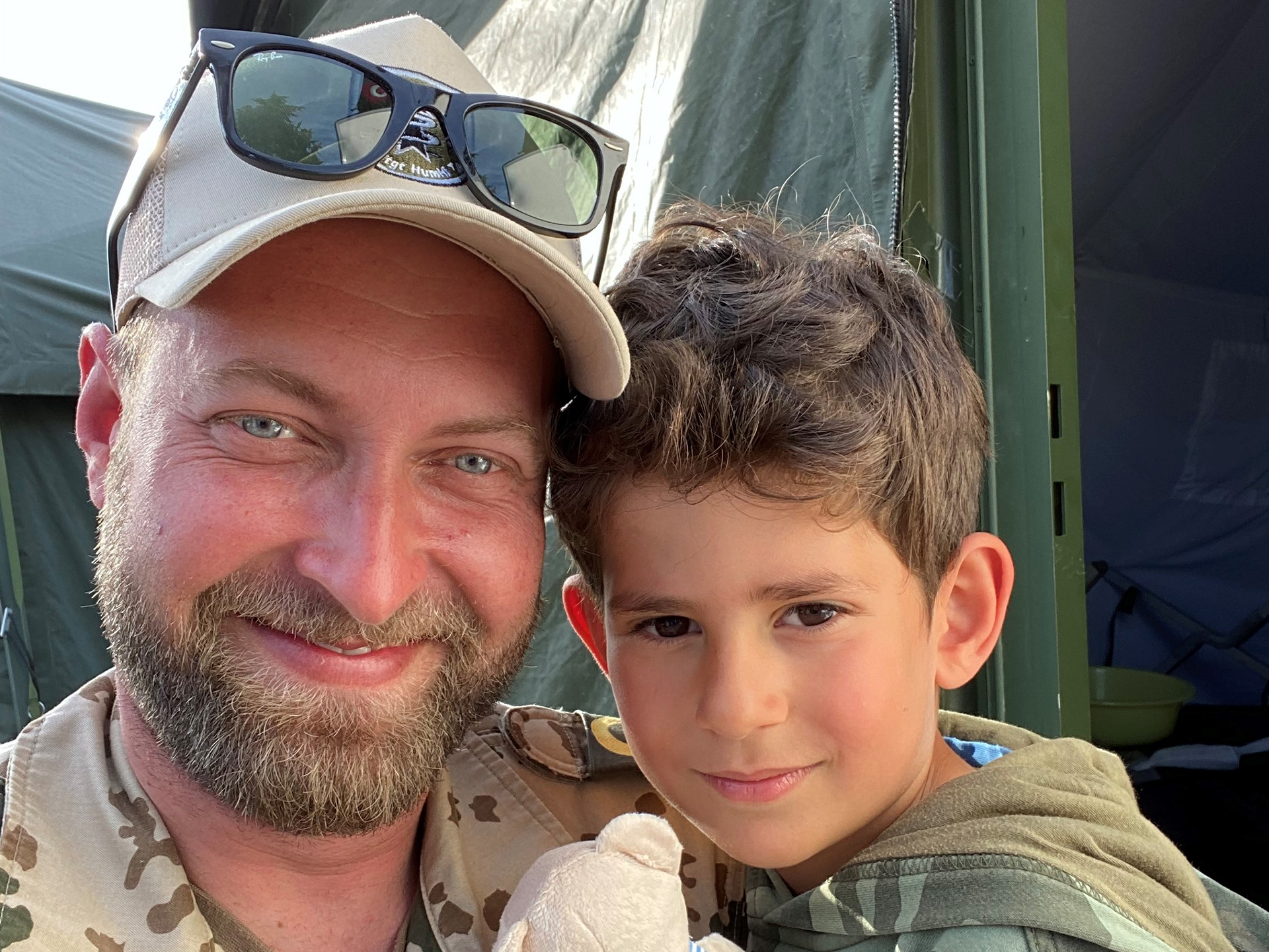 Initiator der Aktion, Hauptbootsmann Mathias W., freut sich über den Erfolg bei den Kindern.