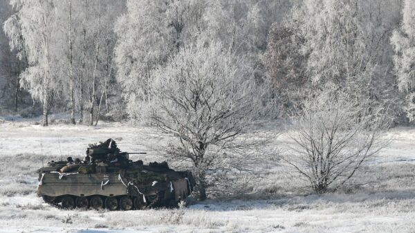 Ein Marder-Schützenpanzer im Gefechtsübungszentrum Heer (GÜœZ) im winterlichen Übungsgelände.