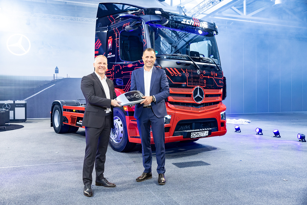 Erste eActros 300 Sattelzugmaschine in Deutschland an Logistik Schmitt übergeben, im Bild: v.l.n.r. Ronald Ott, Leiter Vertrieb Lkw Mercedes-Benz und FUSO Deutschland und Rainer Schmitt, geschäftsführender Gesellschafter von Logistik Schmitt.