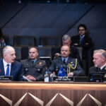 Der Vorsitzende des NATO-Militärausschusses, Admiral Rob Bauer, und der stellvertretende NATO-Generalsekretär, Mircea Geoană