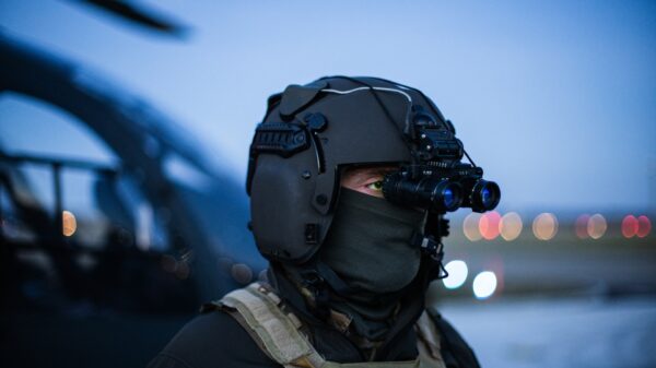 Die neue Schalenkonstruktion des Fliegerhelms sorgt für einen höheren Tragekonform und eine verbesserte Verständigung.