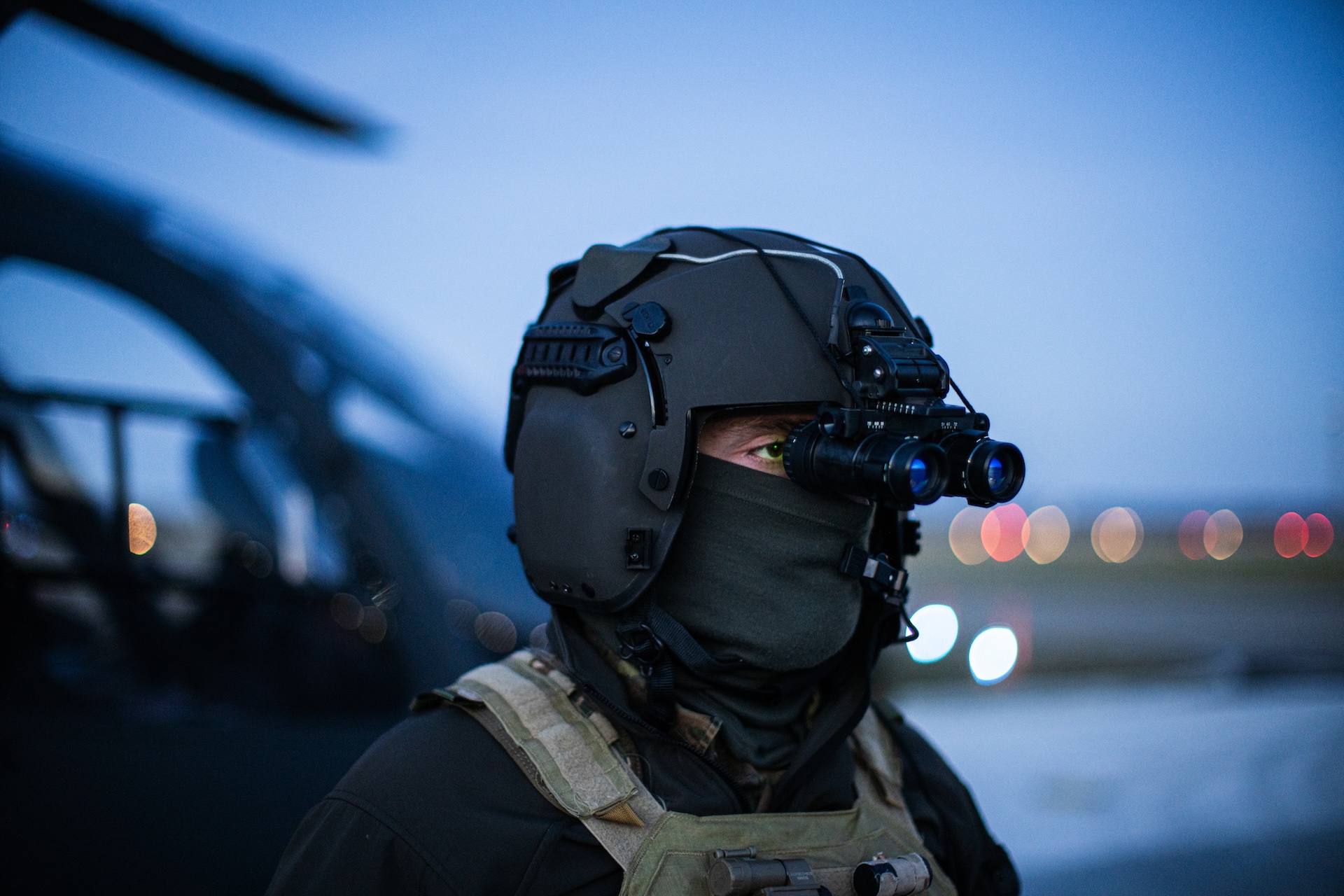 Die neue Schalenkonstruktion des Fliegerhelms sorgt für einen höheren Tragekonform und eine verbesserte Verständigung.
