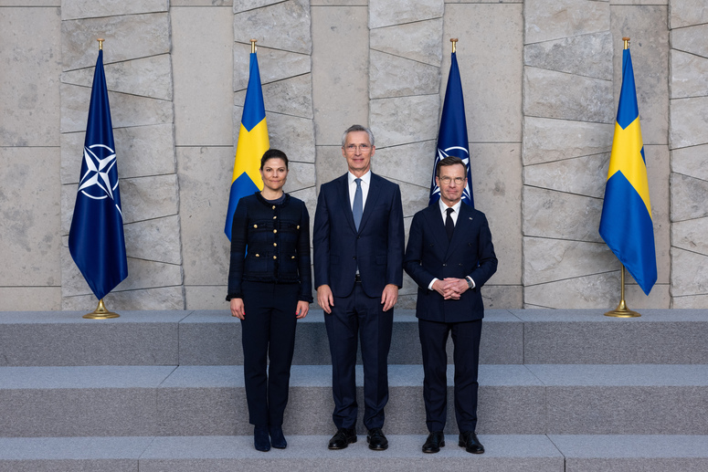 Offizielle Beitrittszeremonie von Schweden in der NATO in Brüssel: Die schwedische Kronprinzessin Victoria NATO-Generalsekretär Jens Stoltenberg und Ministerpräsident Kristersson (v. l. n. r.).