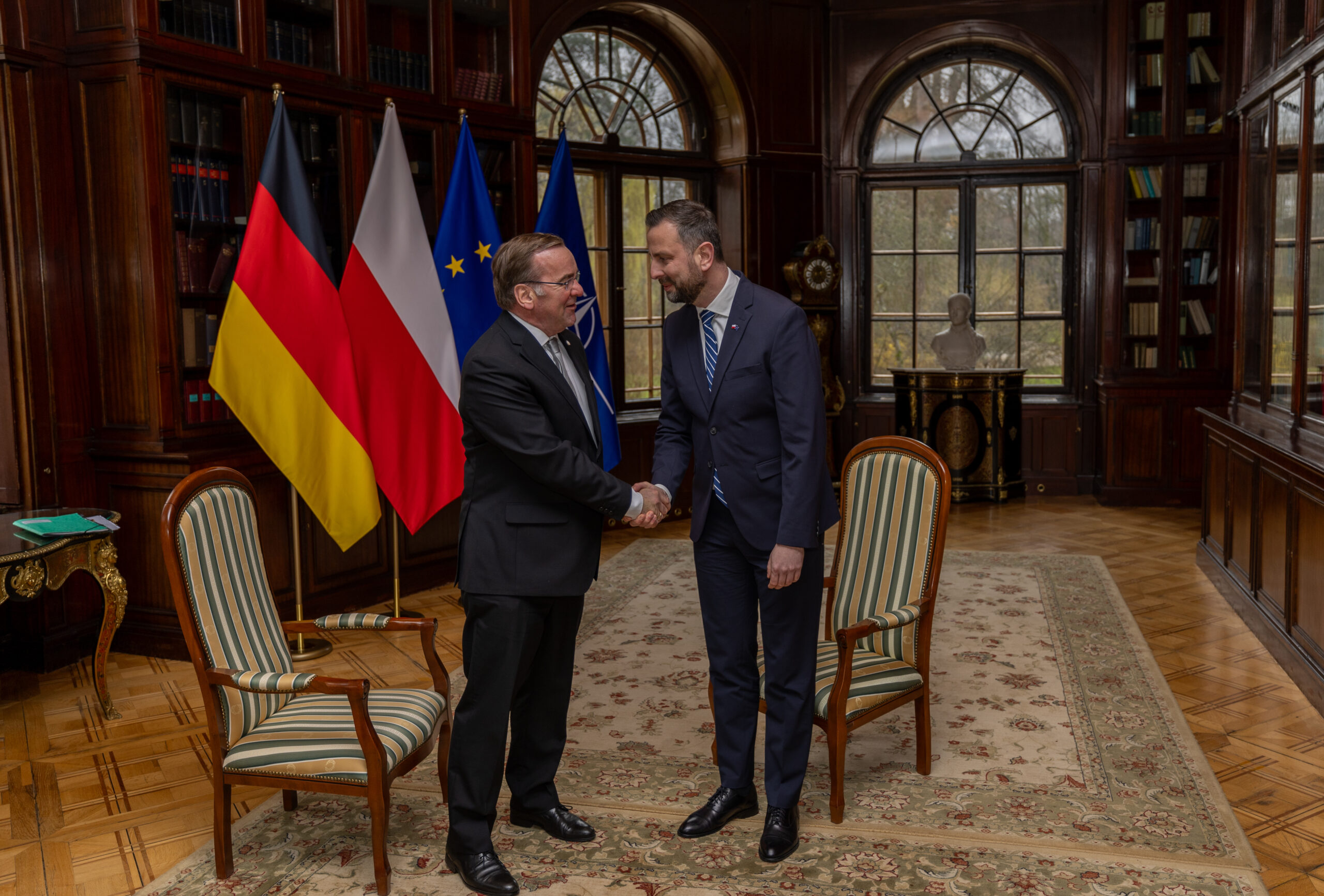 Zusammenarbeit mit Polen: Bundesminister der Verteidigung, Boris Pistorius, mit dem Verteidigungsminister der Republik Polen, Wladyslaw Kosiniak-Kamysz, im Rahmen seiner militärpolitischen Reise, in Polen am 18.03.2024.